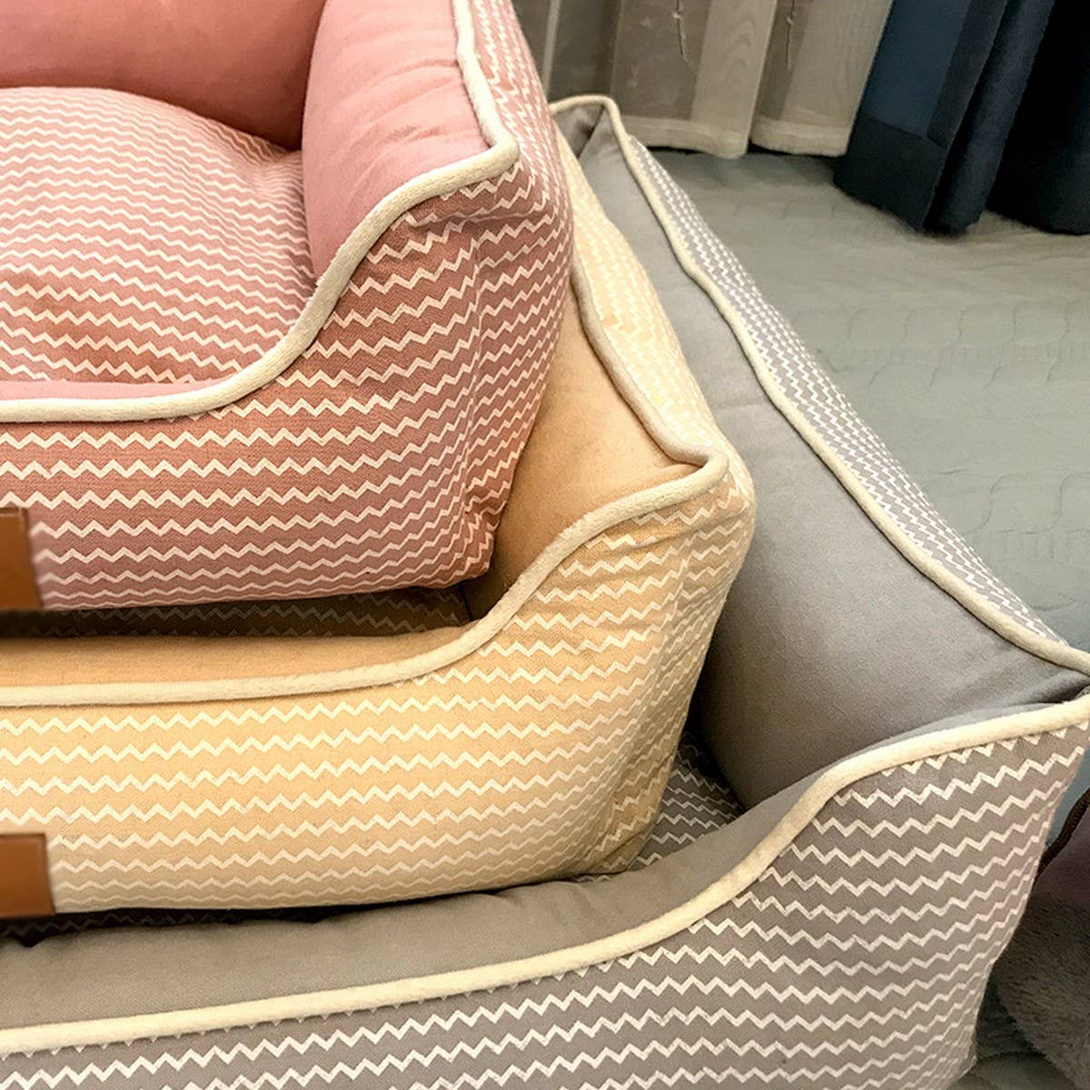 PAWPAWwholesale - Square Breathable Cotton and Linen Pet Bed_CWMM5263 - Doglicious Bakery Bites
